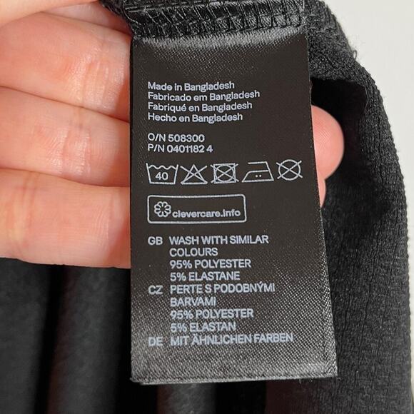 Divided H&M Women's Dress 4 Black Fit & Flare Cut Out Back Textured Sleeveless - Picture 7 of 7